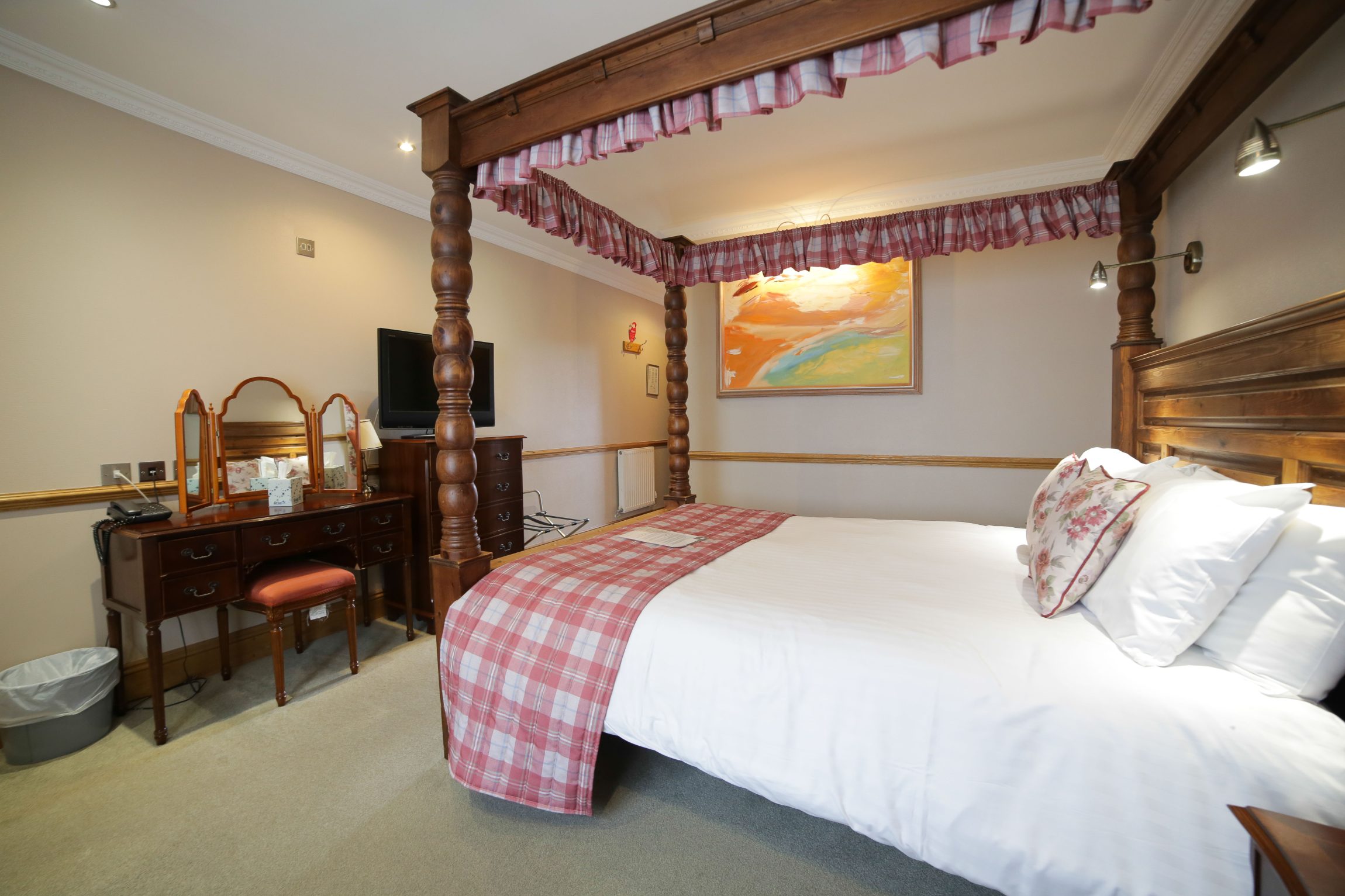 Courtyard Four Poster Room | 3* hotel Forest of Dean | The Speech House